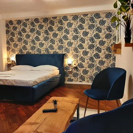 Apartment Green Room *